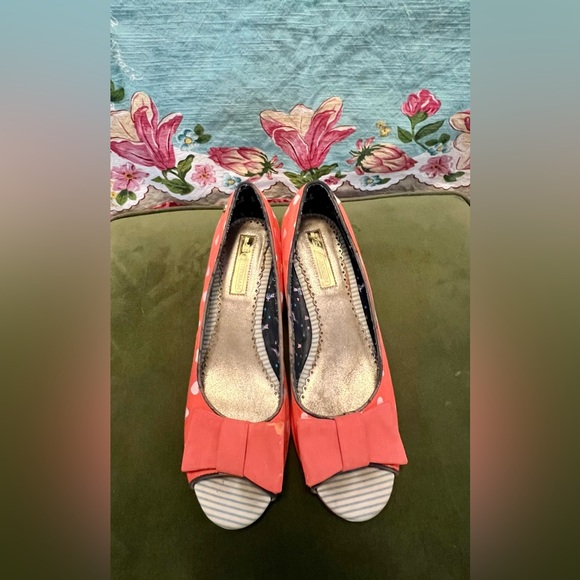 ADORABLE ModCloth Babycham peep toe kitten-heel shoes with heart pattern Sz 9 - Picture 7 of 12